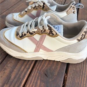 Munich Wave Sneakers EUC Size 6.5
